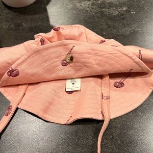 Kate Quinn bucket hat